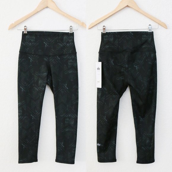 NEW ALO Yoga High Waist Rise Airbrush Printed Cropped Capri Legging Black Indio - Picture 4 of 12